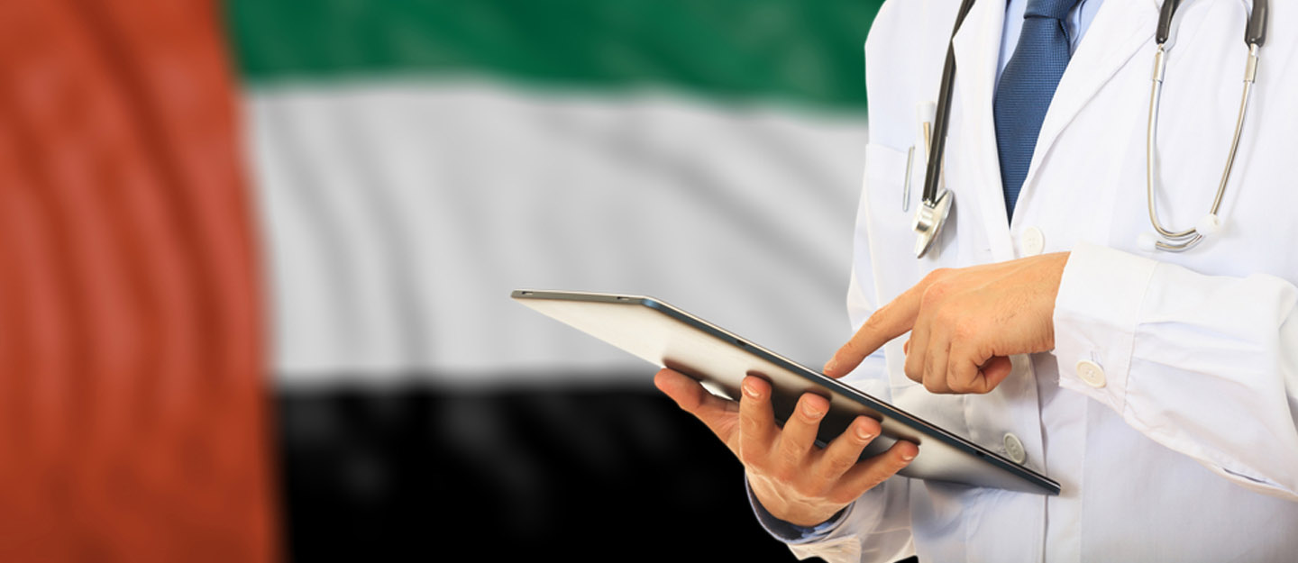 طبيب خلفه علم الإمارات