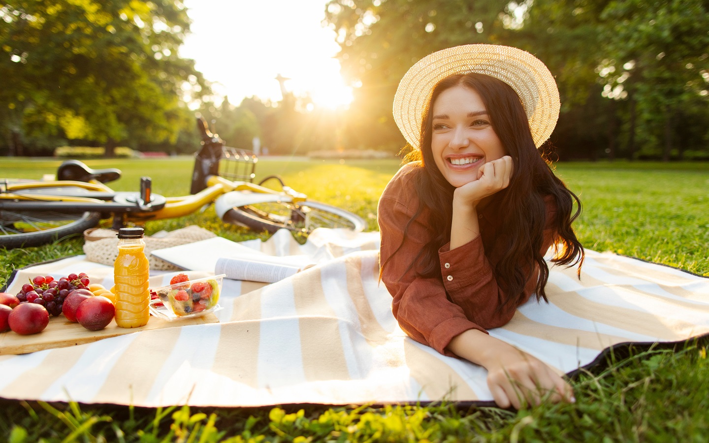 فتاة في حديقة