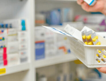 صيدلانية تمسك أدوية