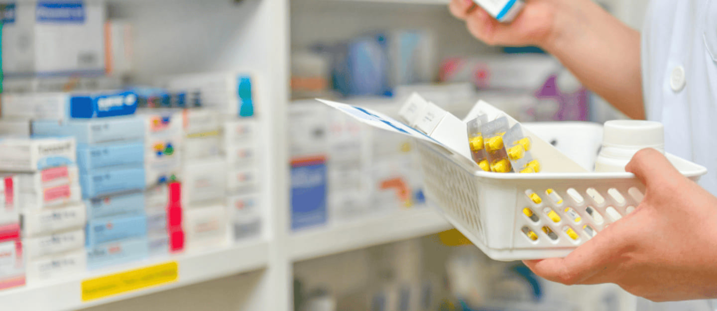 صيدلانية تمسك أدوية