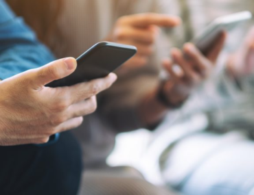 مجموعة من الناس تستخدم الهاتف الذكي