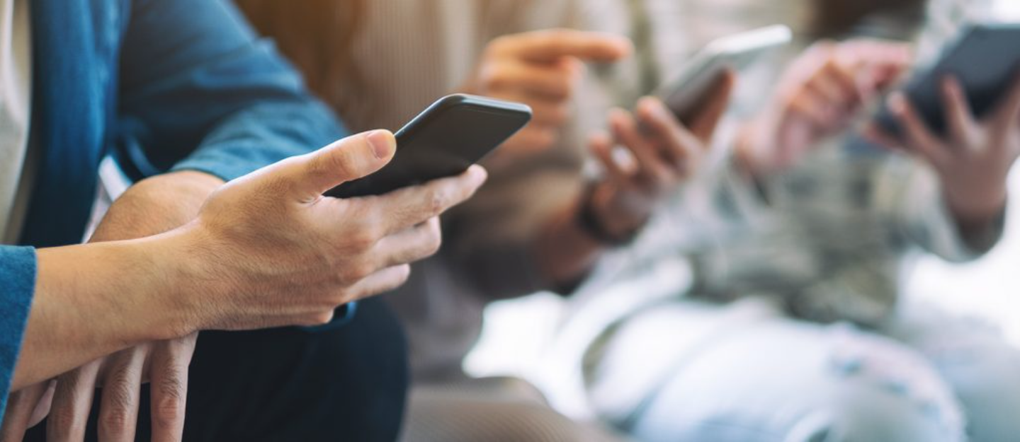 مجموعة من الناس تستخدم الهاتف الذكي