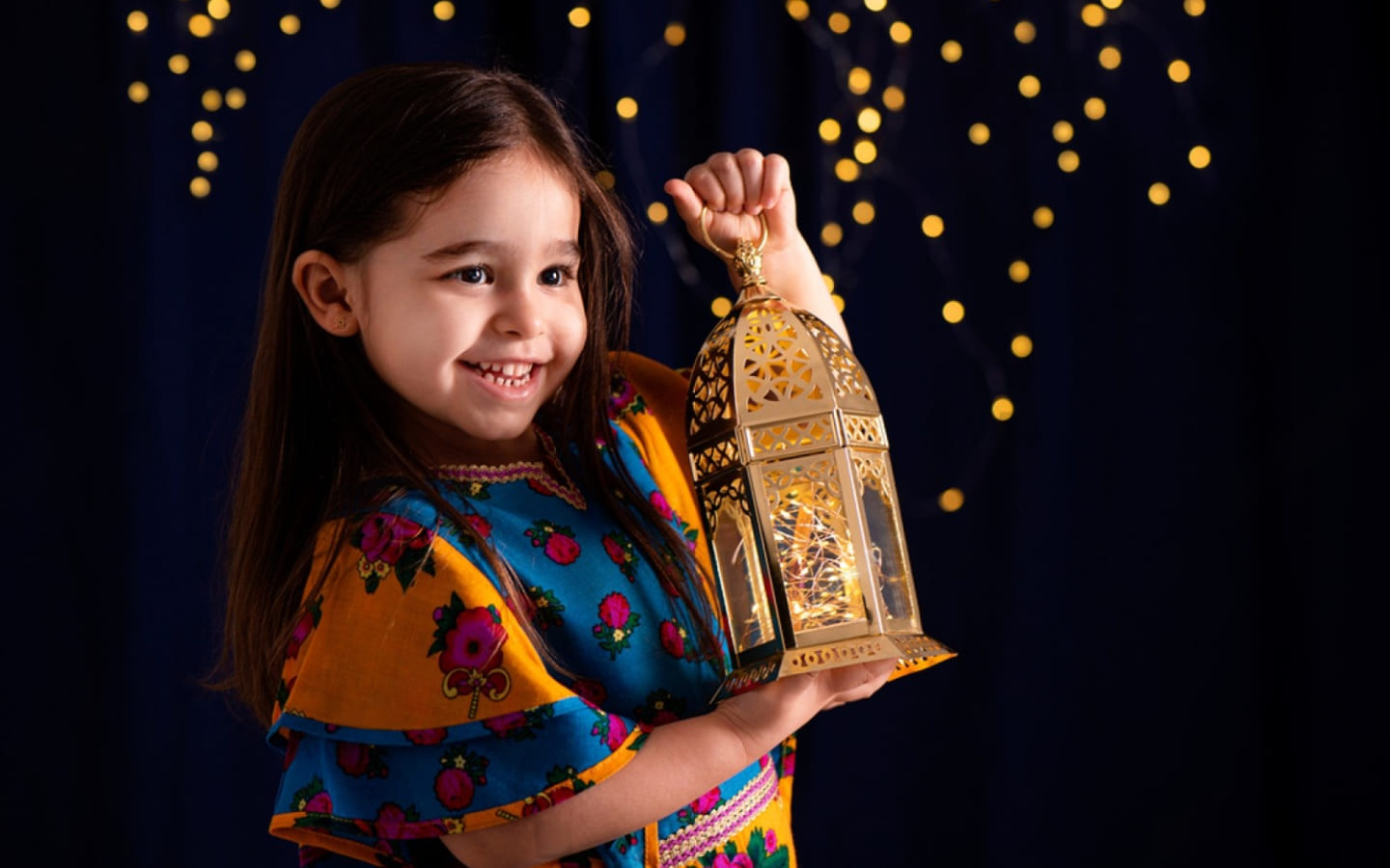 فتاة تمسك فانوس رمضان