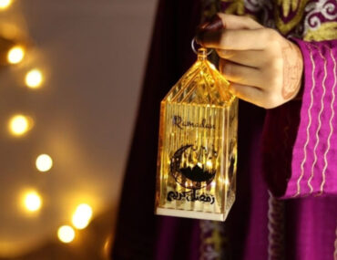 طفلة ترتدي فستان حق الليلة