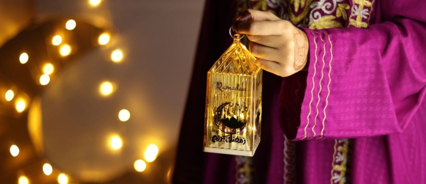 طفلة ترتدي فستان حق الليلة