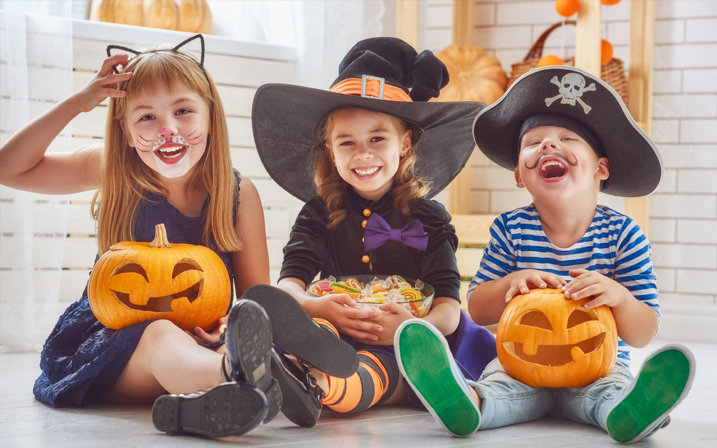 اطفال يشترون من محل ازياء تنكرية للاطفال في دبي