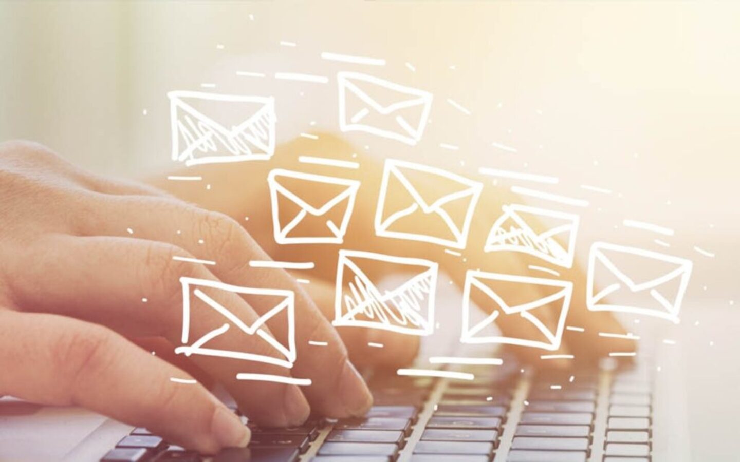 شخص يكتب على جهاز اللابتوب