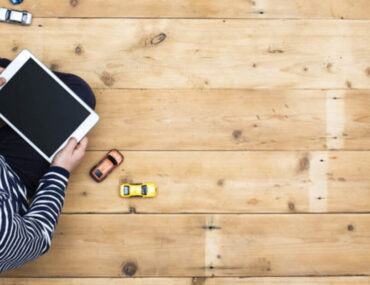 طفل يلعب بهاتف محمول