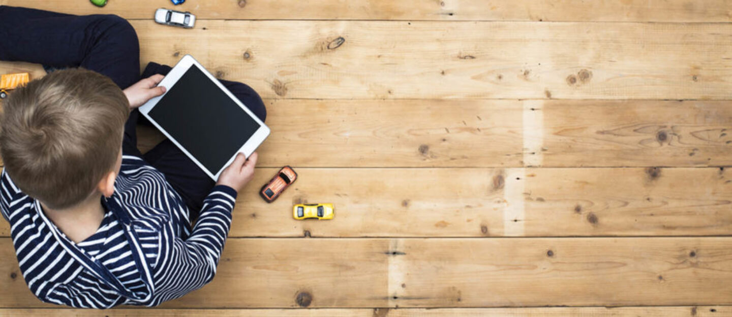 طفل يلعب بهاتف محمول