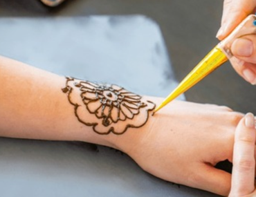 فتاة ترسم حناء