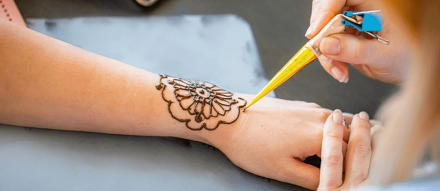 فتاة ترسم حناء