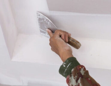 عامل يصلح السقف