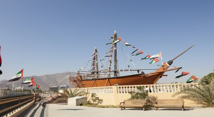 أعلام الإمارات على سفينة