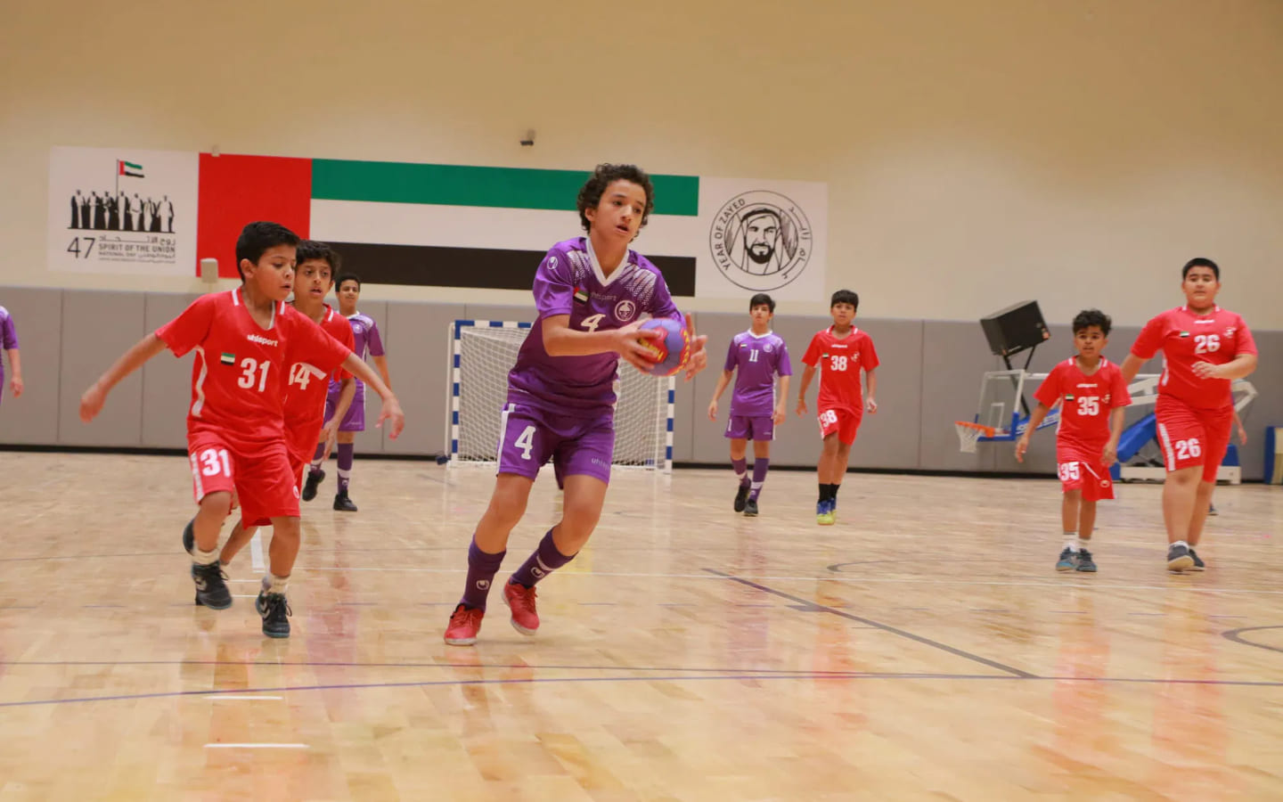 أطفال يلعبون كرة اليد