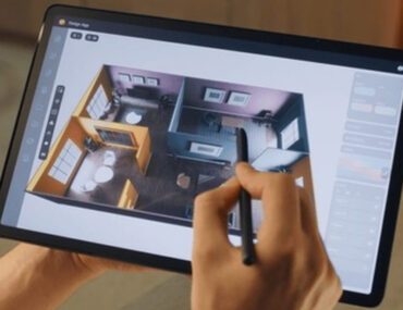 شخص يصمم منزلًا على التابلت