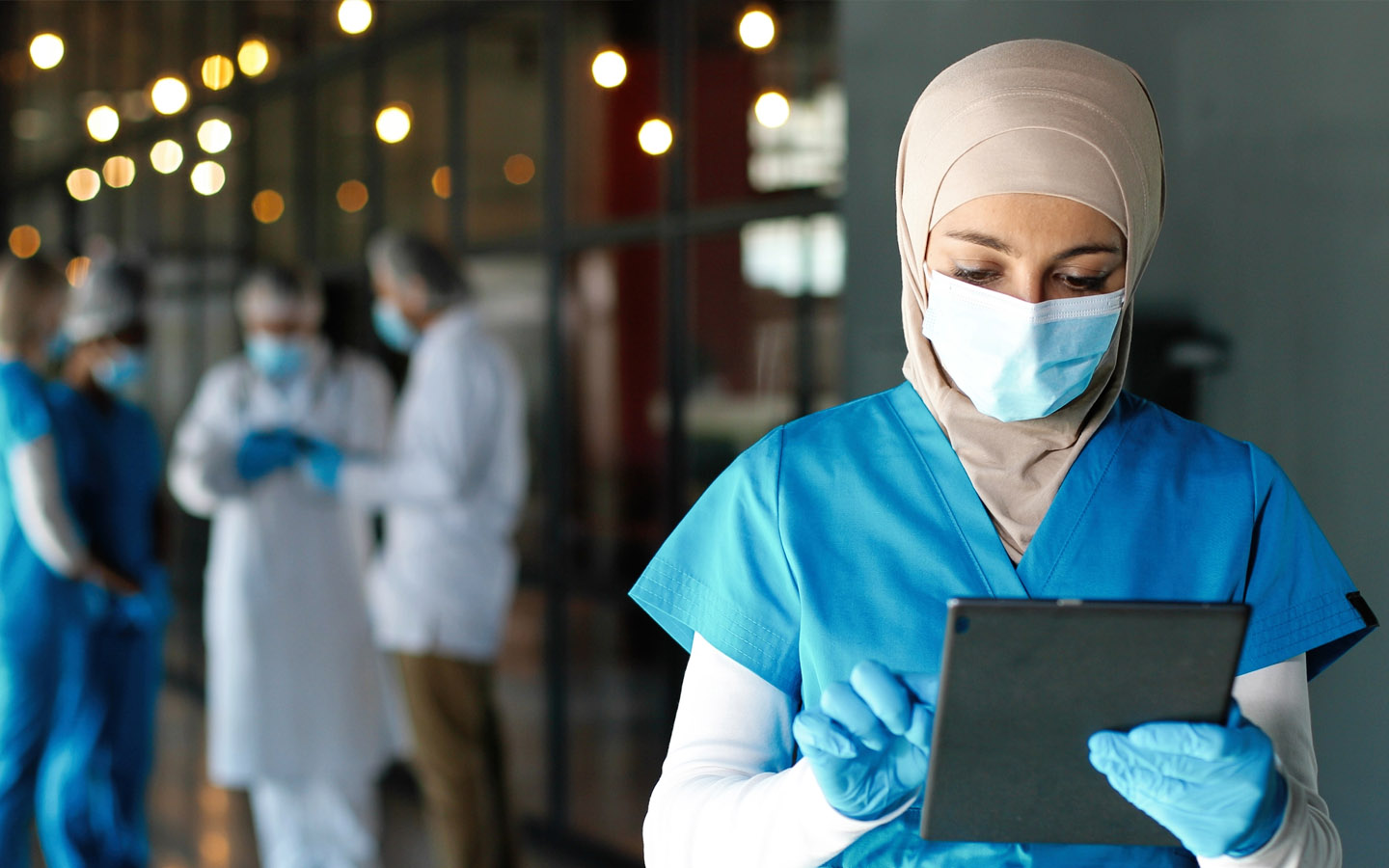 ممرضة وفريق طبي