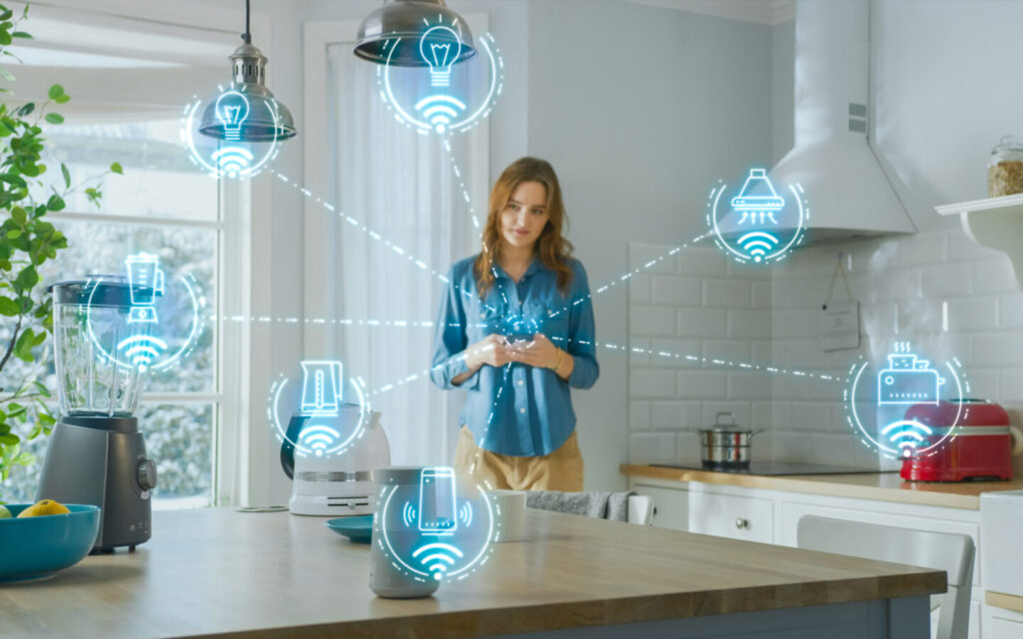 فتاة تمسك جهاز ذكي