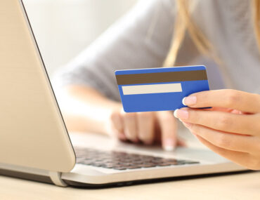 فتاة جالسة امام الحاسوب