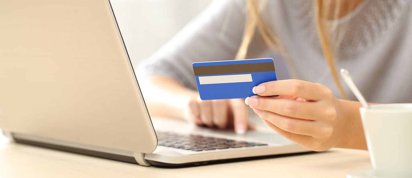 فتاة جالسة امام الحاسوب