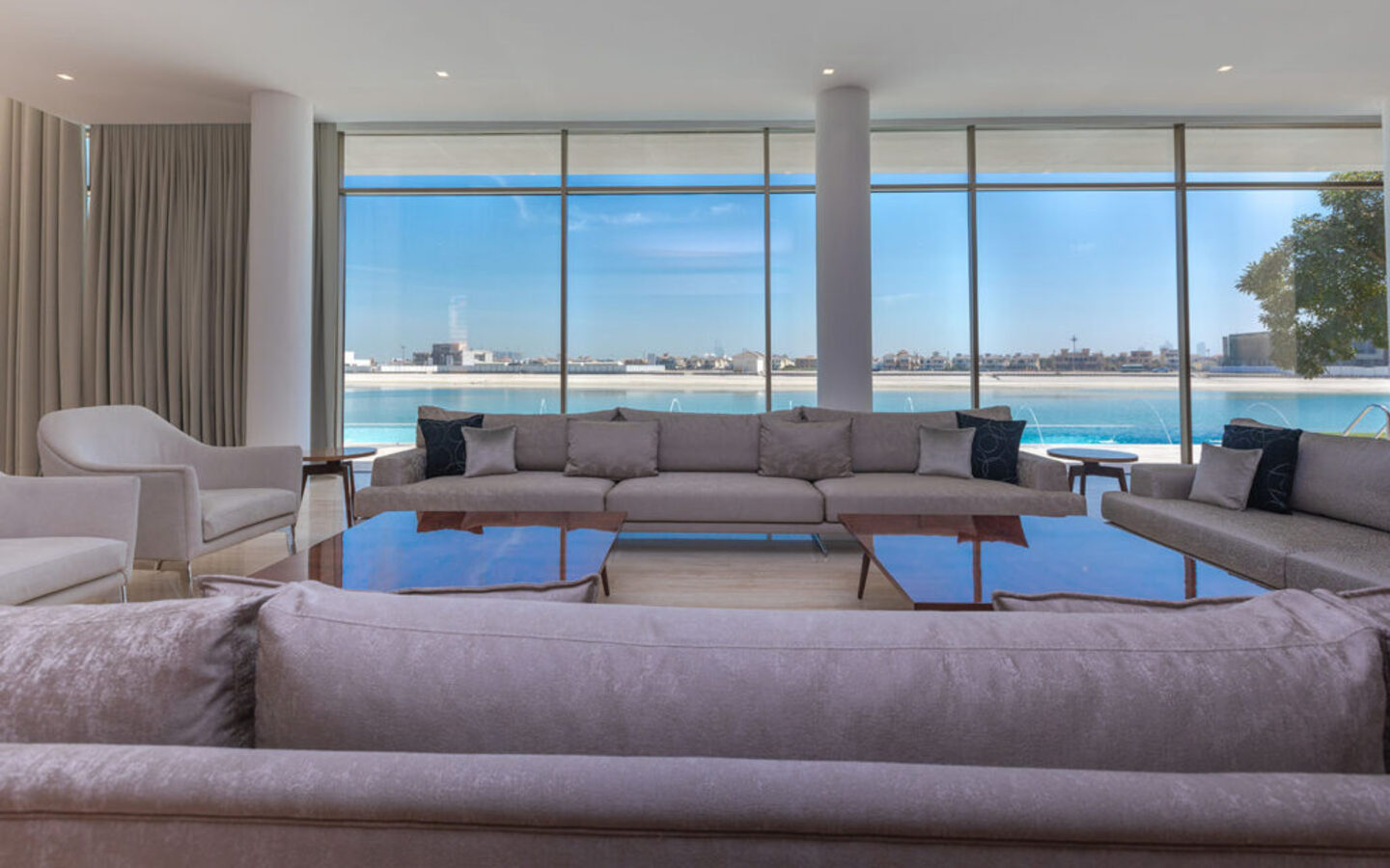 صالة معيشة أمام مسبح