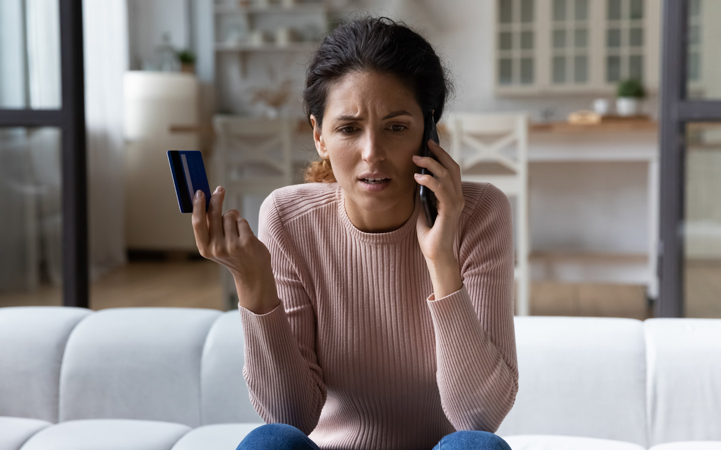 فتاة تجري مكالمة