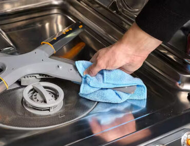 شخص ينظف الجلاية