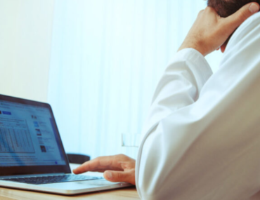 شخص على اللابتوب