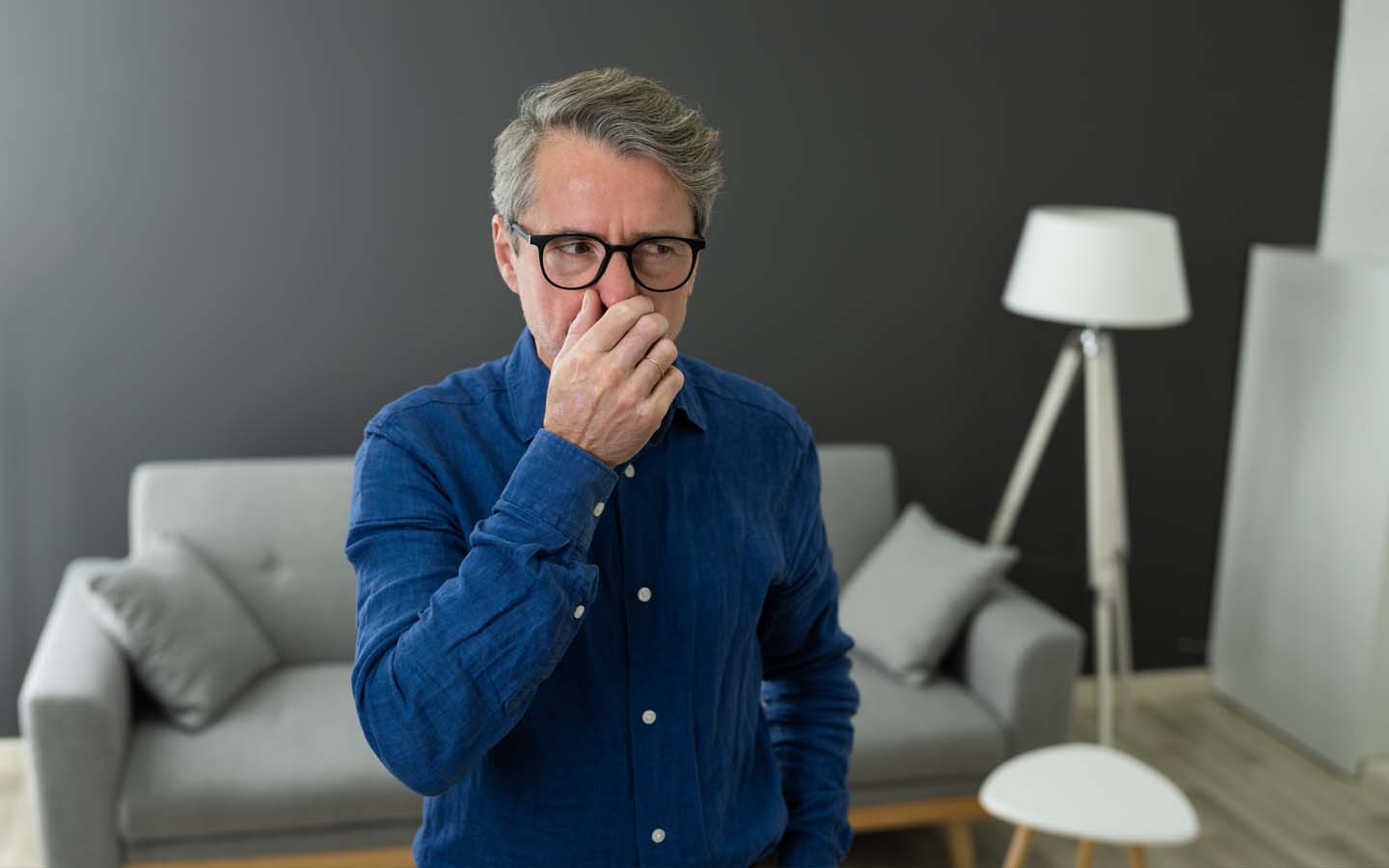 رجل يشعر برائحة كريهة