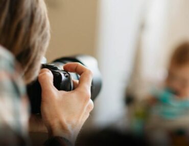 فتاة تصور طفل