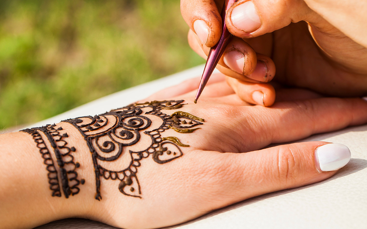 رسم الحناء على اليد