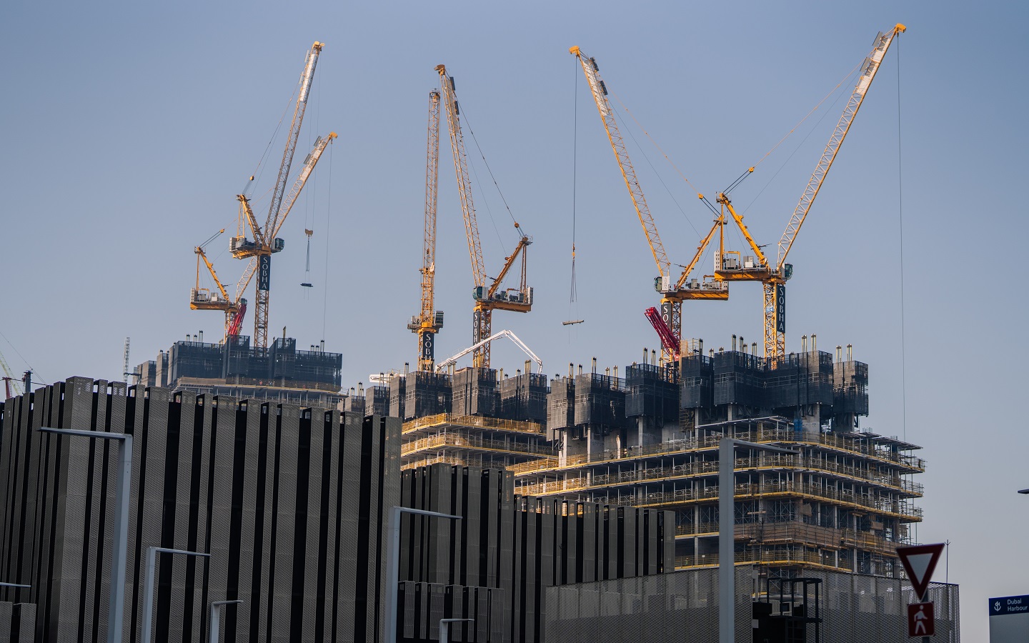 تأثير التطويرات الجديدة على قيمة العقارات في نفس الحي