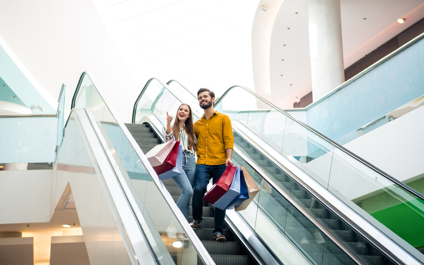 ثنائي يقومان بالتسوق