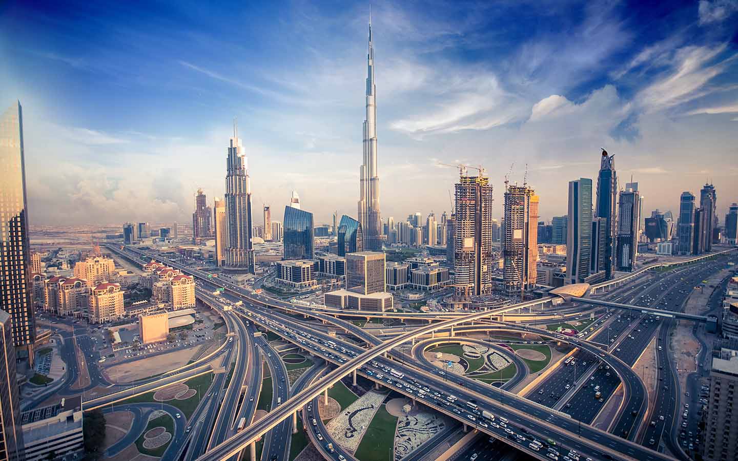 شوارع ومبانٍ في دبي