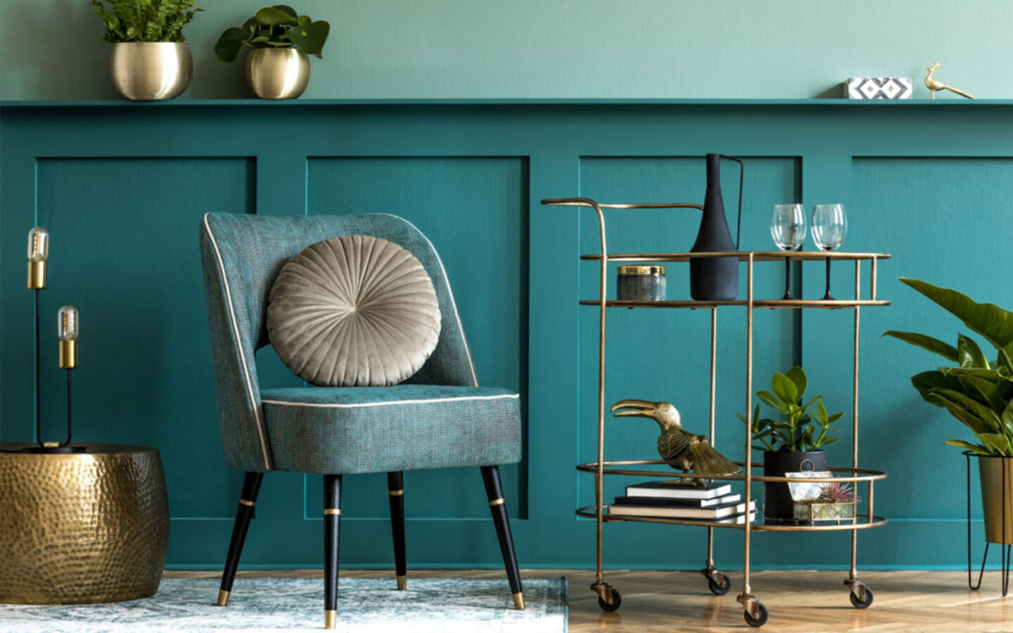 كرسي وطاولة تقديم