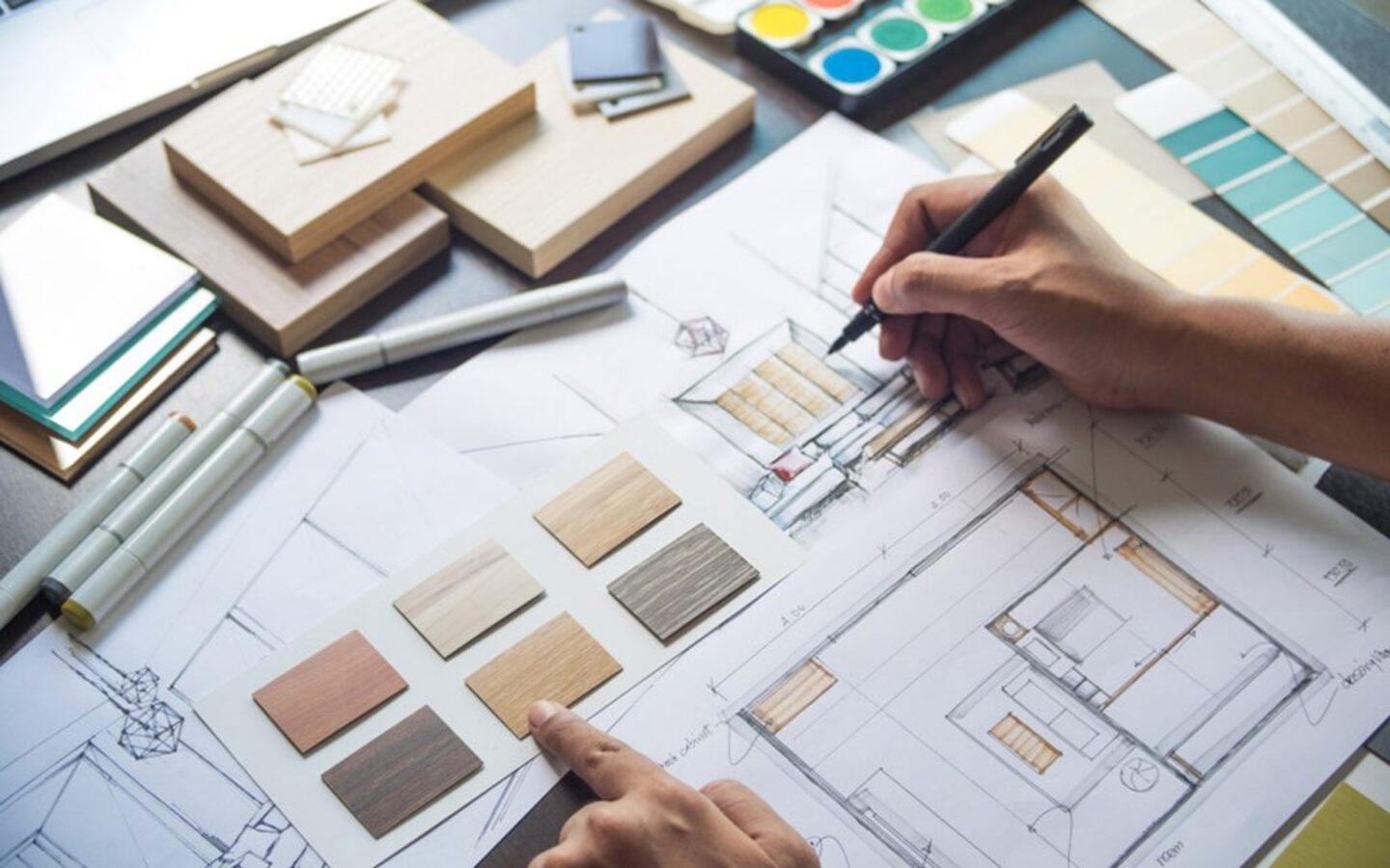 فتاة تختار ألوان ديكور المنزل