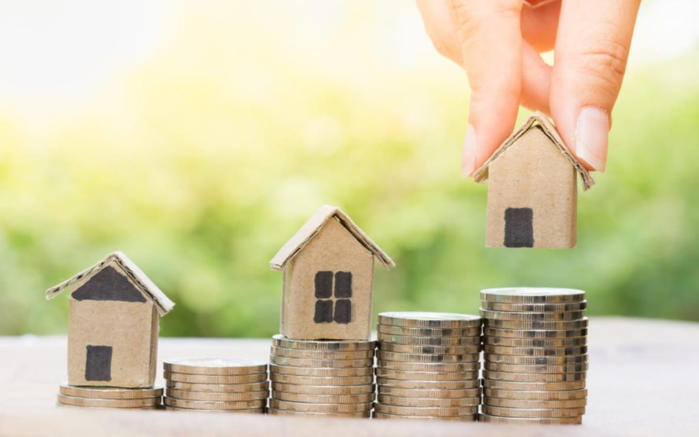 شخص يعدّ النقود المعدنية