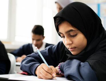 طفلة في المدرسة