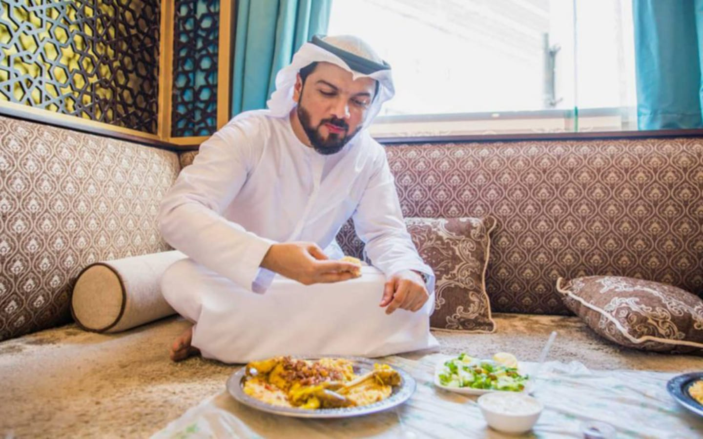 شخص يأكل مندي