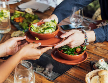 أشخاص في مطعم