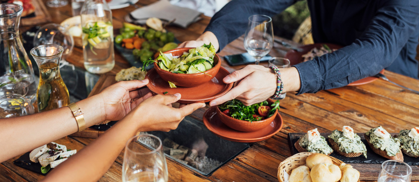 أشخاص في مطعم