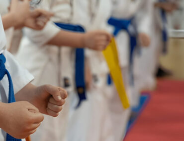 أطفال يلعبون الكاراتيه