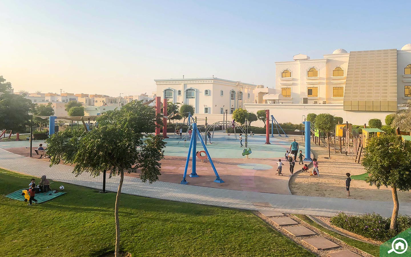 تجاور حديقة خليفة مجموعة من الوحدات السكنية المطوّرة في المنطقة