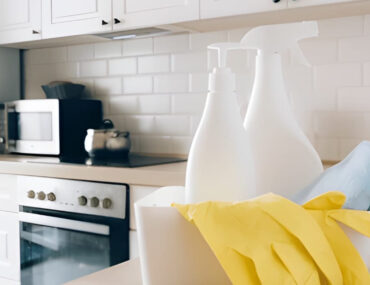 أدوات تنظيف في مطبخ