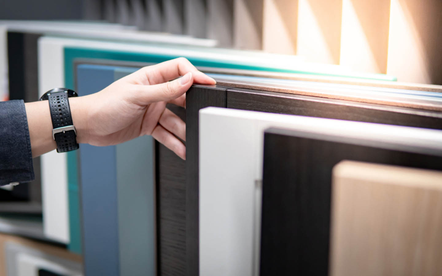 شخص يحاول معرفة الفرق بين المطبخ الألمنيوم والمطبخ الخشب