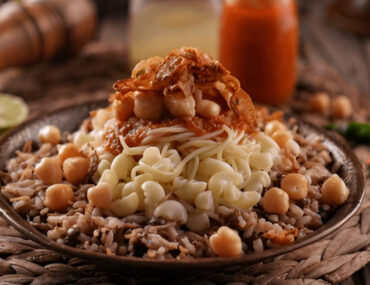 طبق كشري وإضافاته