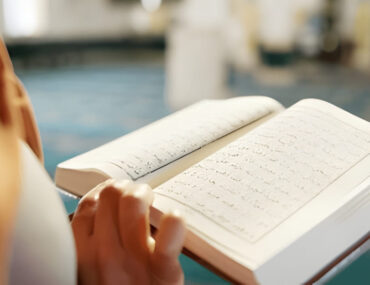 سيدة تقرأ القرآن