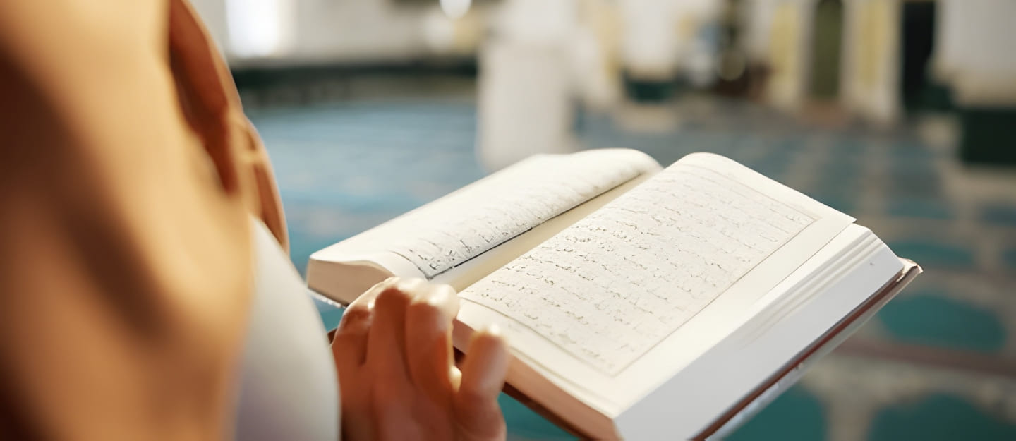 سيدة تقرأ القرآن
