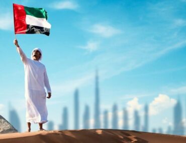 رجل يحمل علم اماراتي