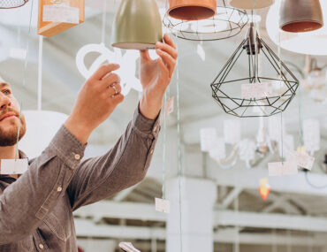 شخص يختار الإضاءة