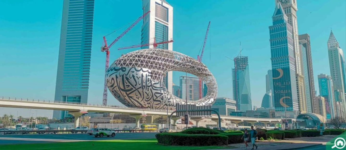 متحف المستقبل ومبان في شارع الشيخ زايد دبي